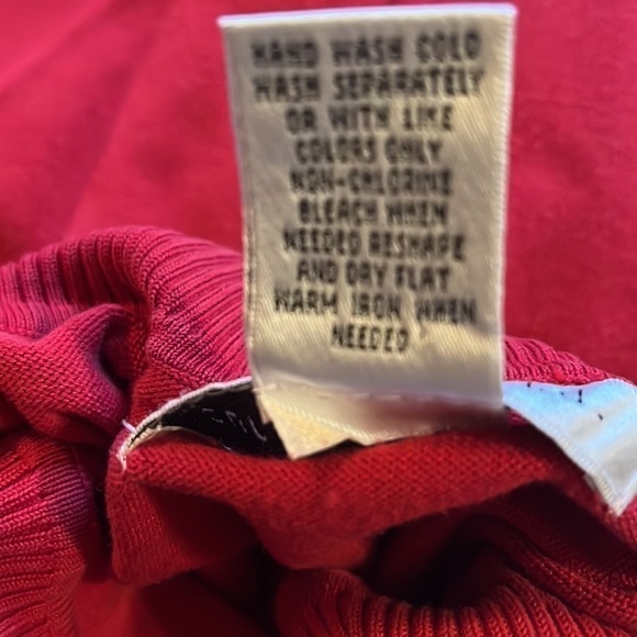 Pursuits,Ltd.-size L-red silk blend turtleneck pull over sweater, ribbed details - Picture 4 of 10